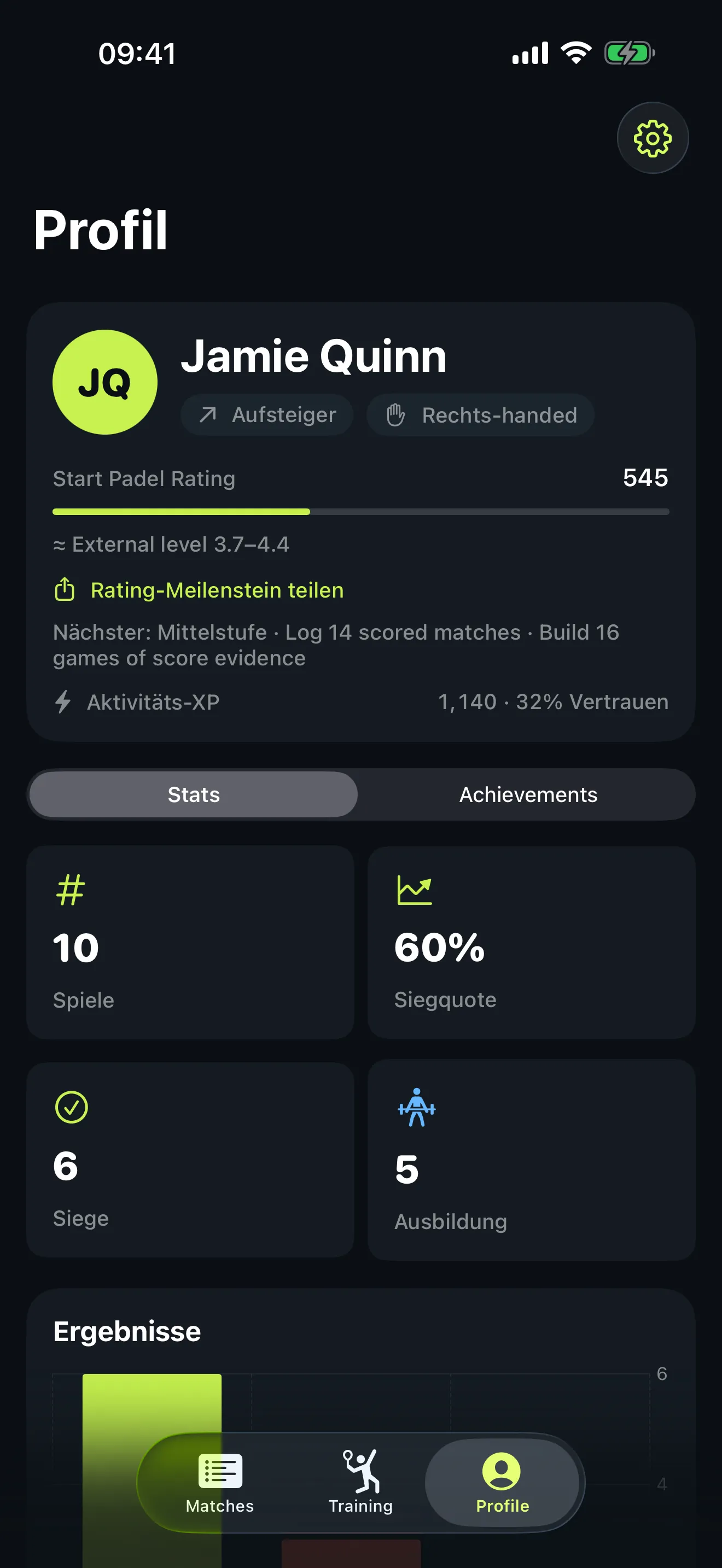 Profilbildschirm von Start Padel mit Fortschrittsbalken der Spielstärke, Aktivitäts-XP und Kacheln für Matches, Siegquote, Siege und Trainingseinheiten.