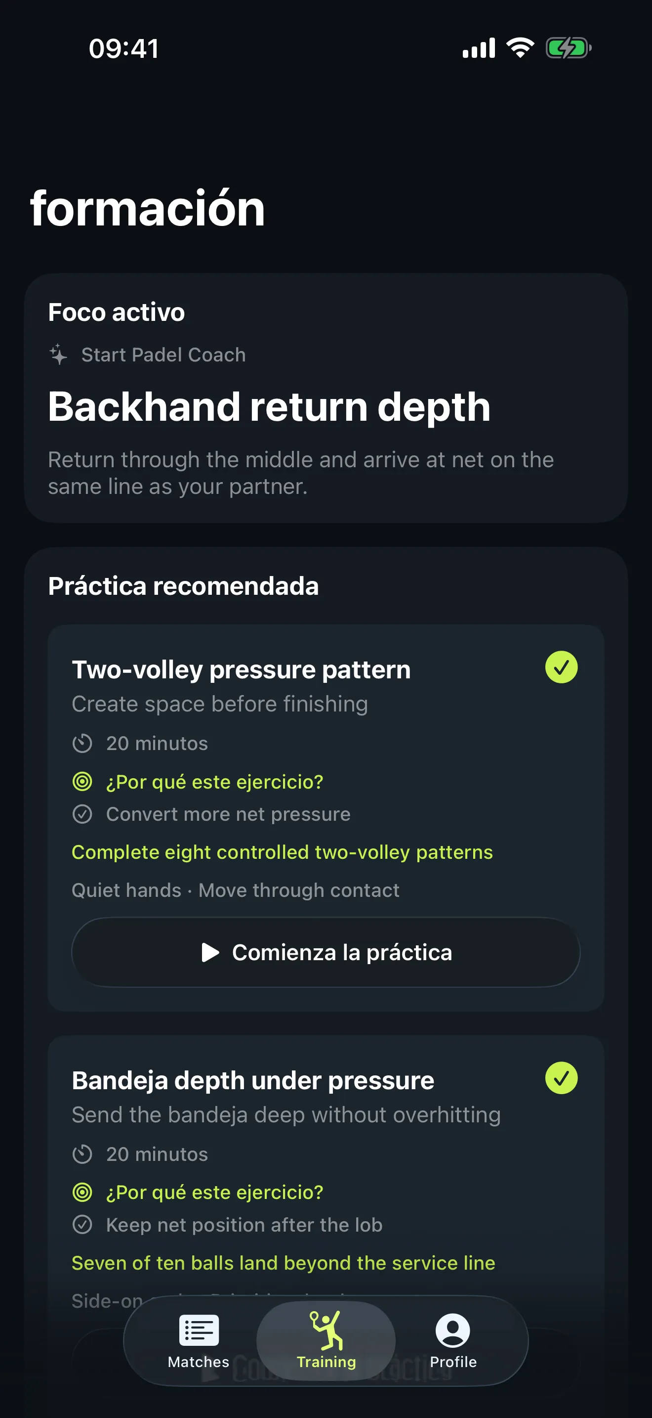 Pantalla de entrenamiento de Start Padel con un foco activo de «profundidad del resto de revés», un ejercicio de práctica recomendado y un botón para empezar la práctica.